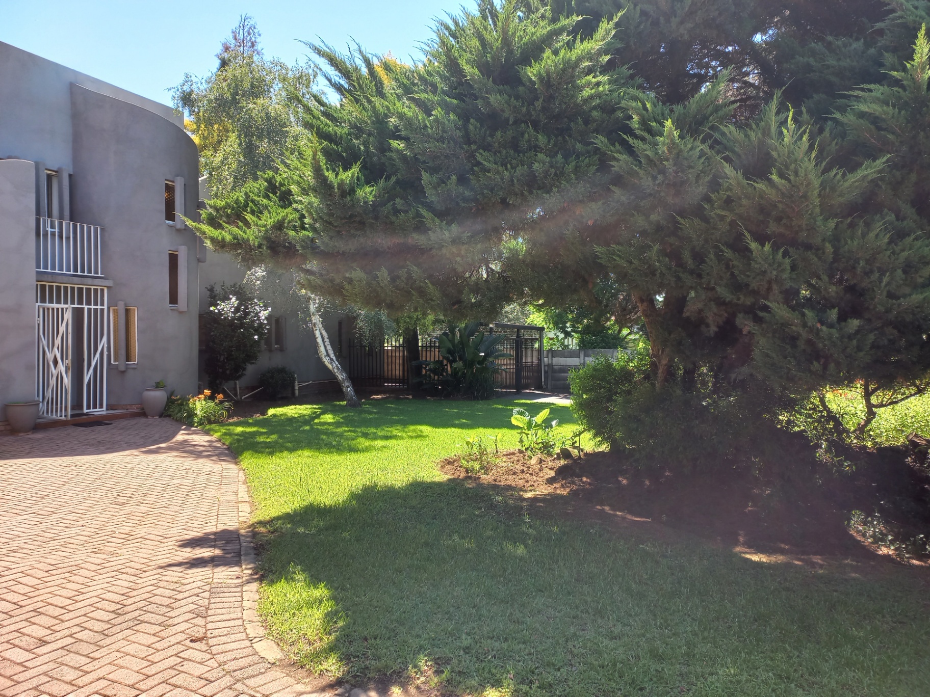 1501m² SPACIOUS PROPERTY ON A LARGE STAND IN SOUGHT AFTER SUBURB