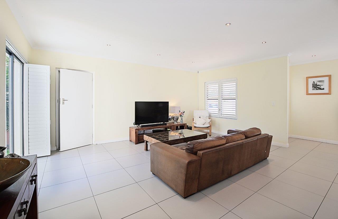 400m² Neat & Inviting Home in Canal West, Sunningdale.