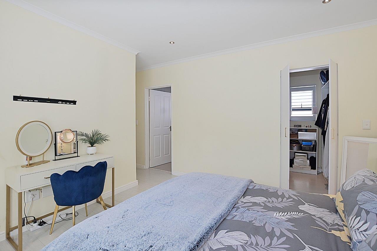 400m² Neat & Inviting Home in Canal West, Sunningdale.
