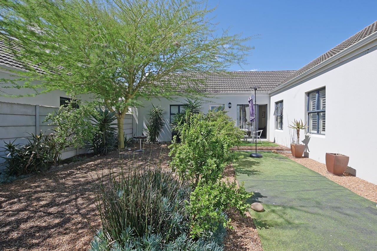 400m² Neat & Inviting Home in Canal West, Sunningdale.
