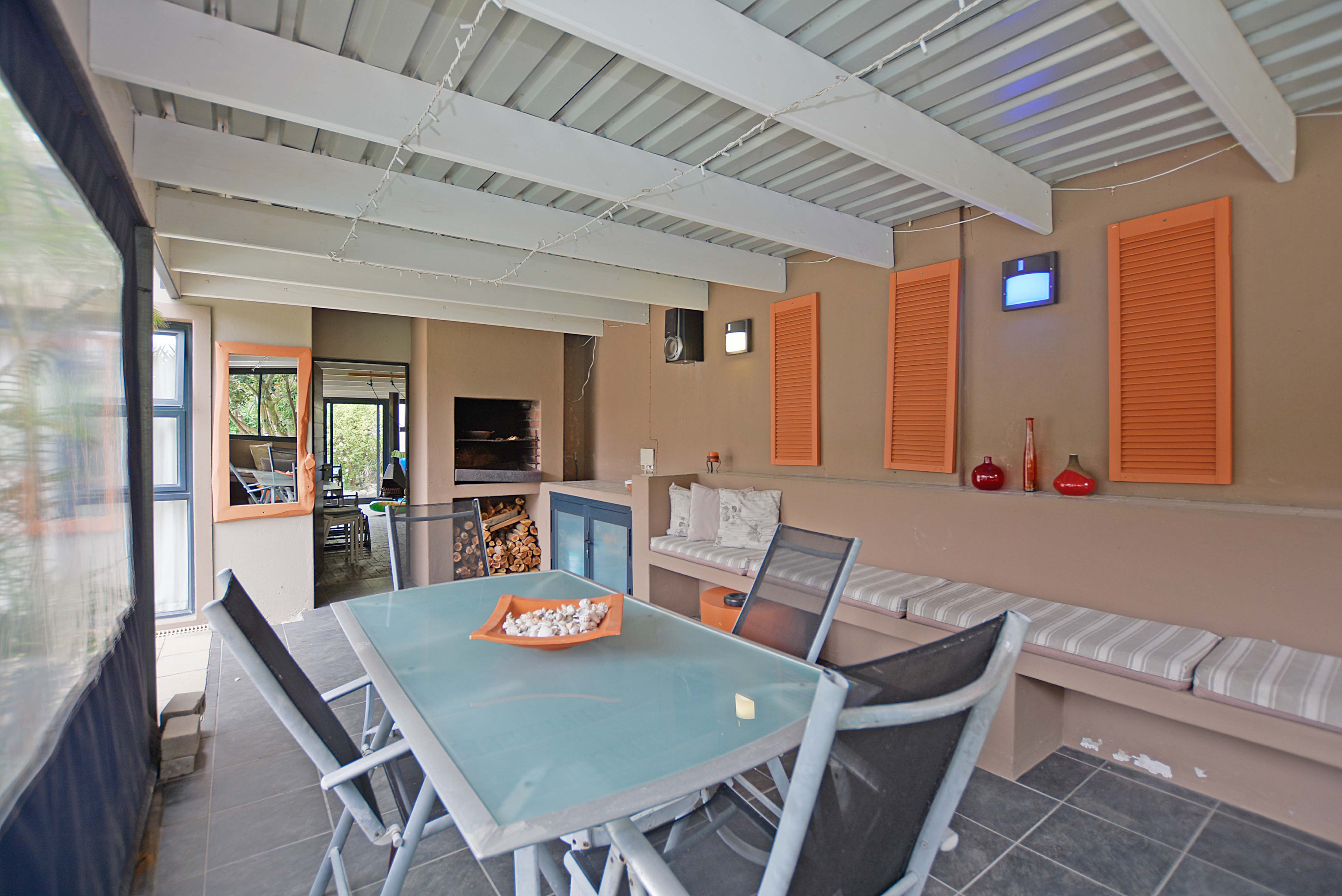 937m² Extremely unique property, located in the sought after flamingo vlei area