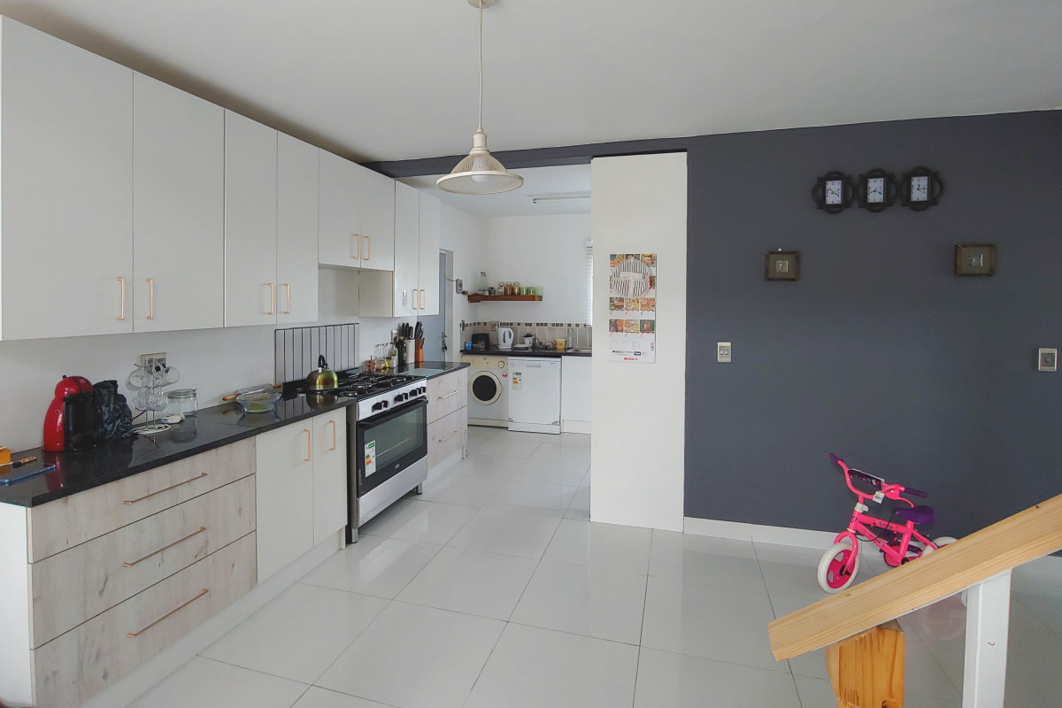 574m² Spacious Family Home Walking distance from Beach