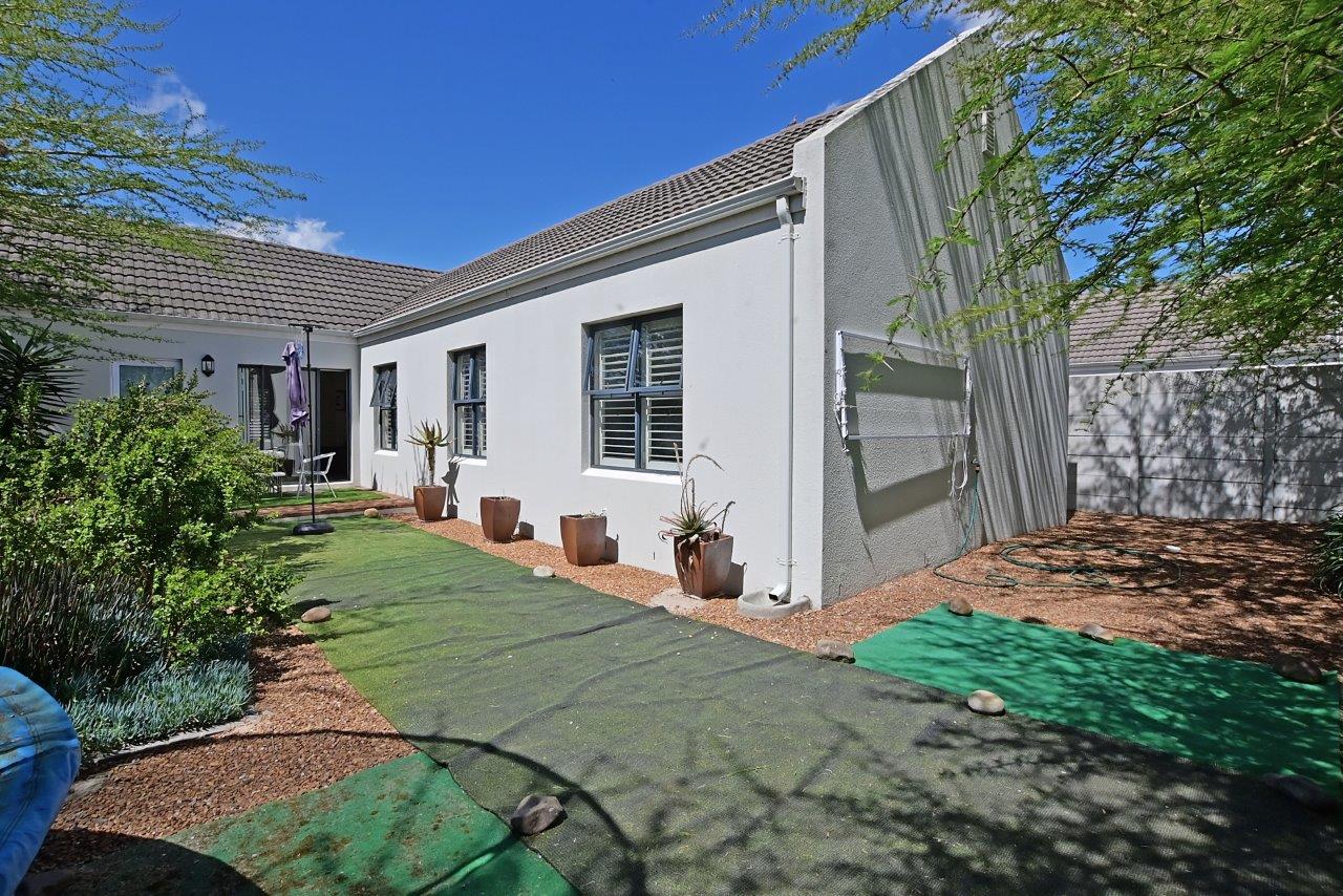400m² Neat & Inviting Home in Canal West, Sunningdale.