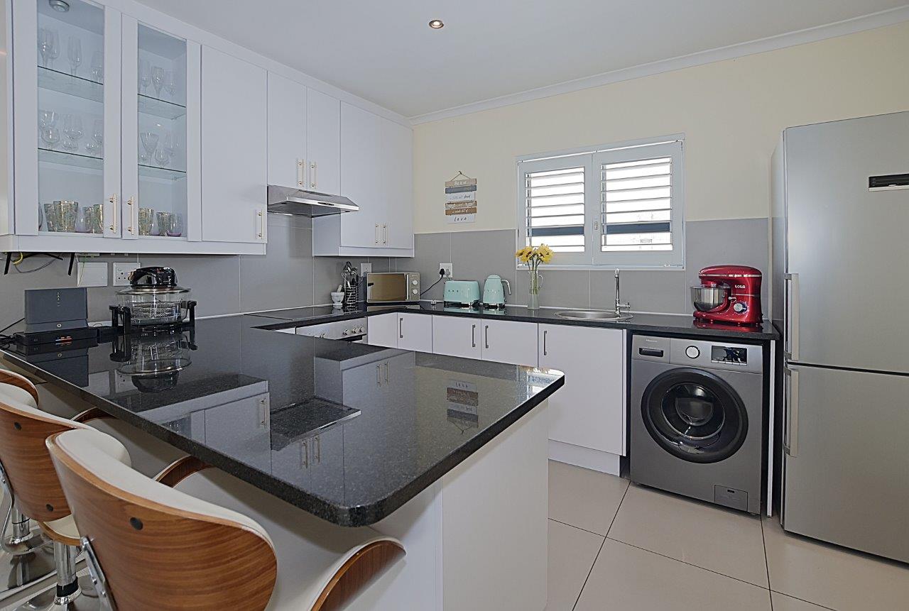 400m² Neat & Inviting Home in Canal West, Sunningdale.