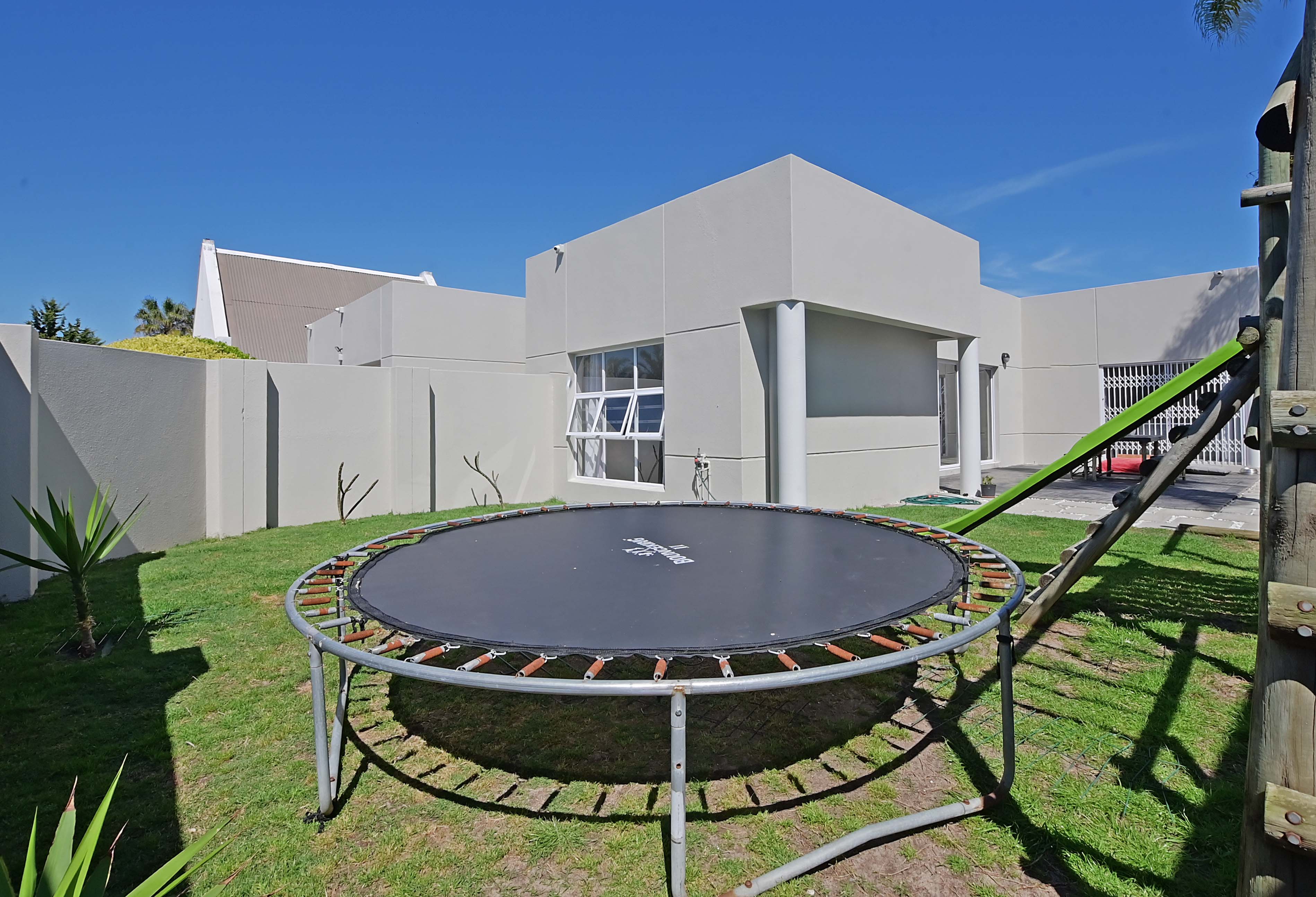 526m² Charming 4-Bedroom Family Home in Tranquil Parklands Pocket.