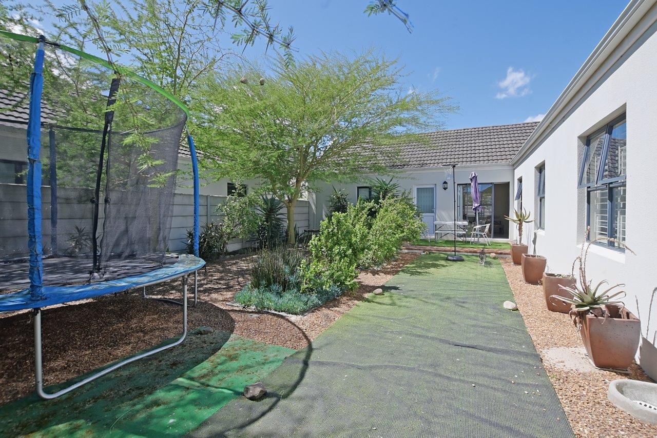 400m² Neat & Inviting Home in Canal West, Sunningdale.