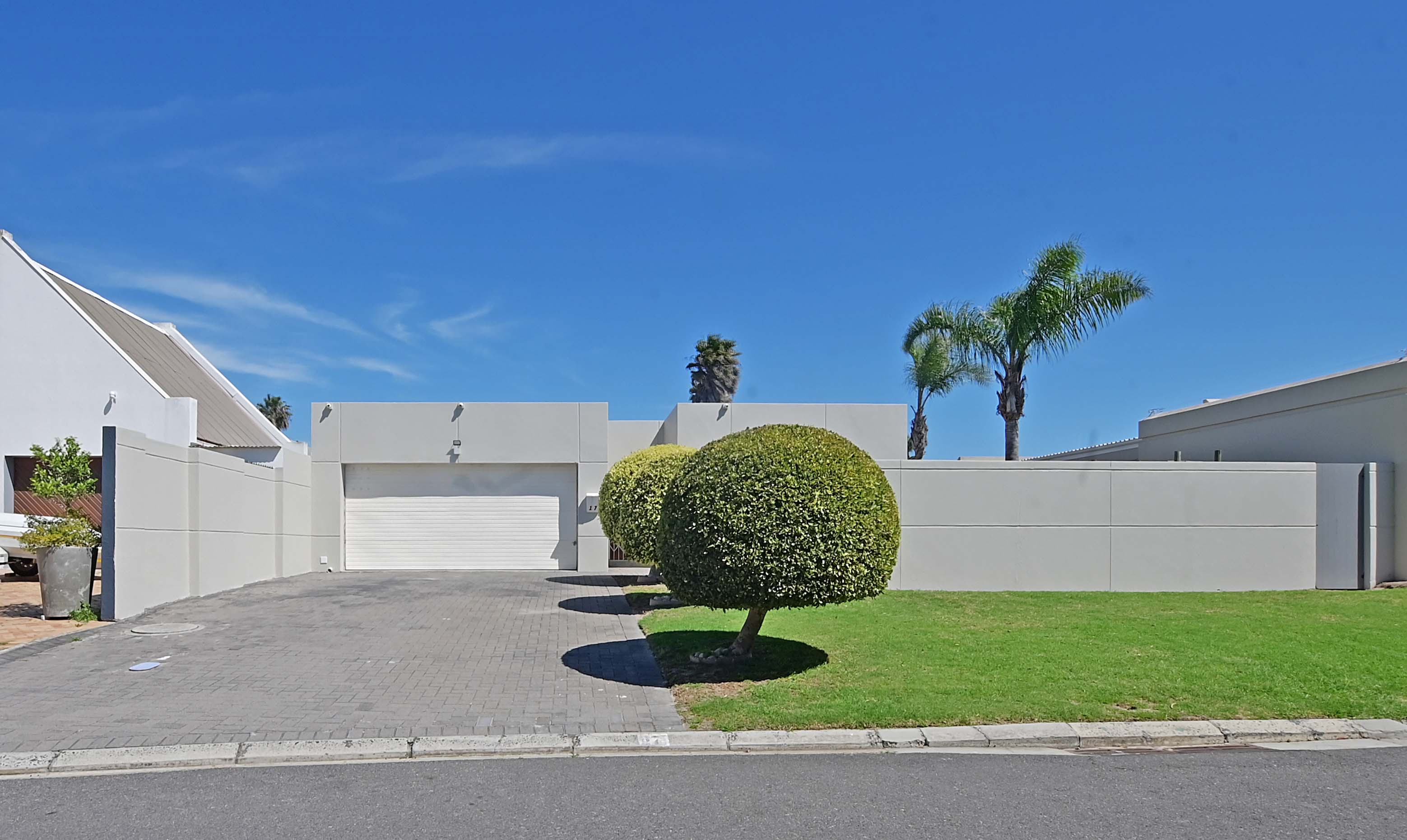 526m² Charming 4-Bedroom Family Home in Tranquil Parklands Pocket.