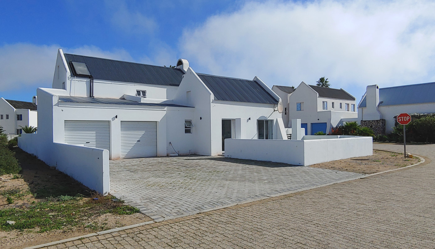 574m² Spacious Family Home Walking distance from Beach