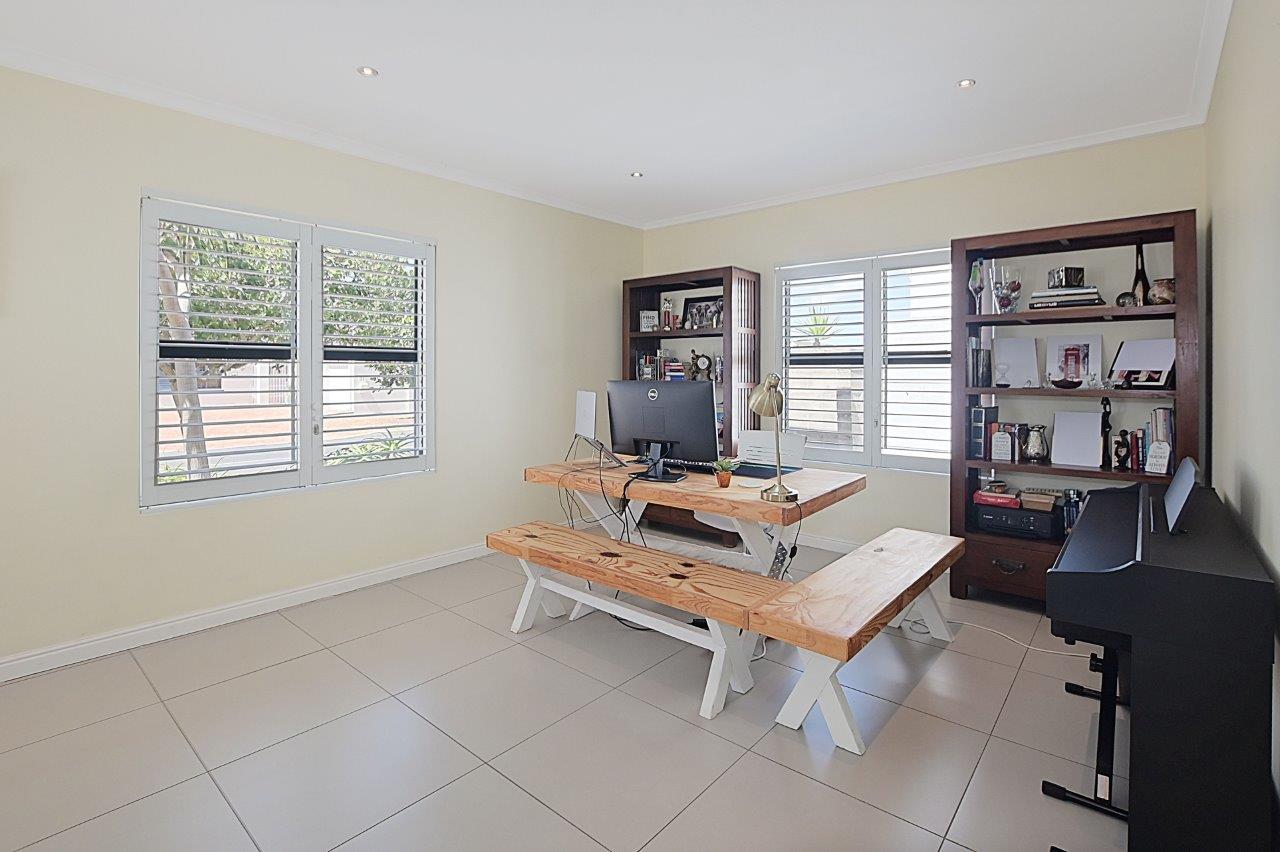 400m² Neat & Inviting Home in Canal West, Sunningdale.