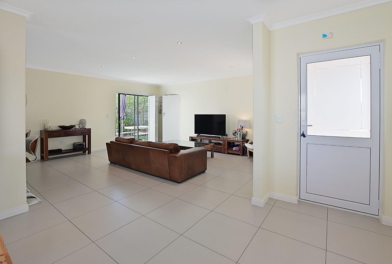 400m² Neat & Inviting Home in Canal West, Sunningdale.