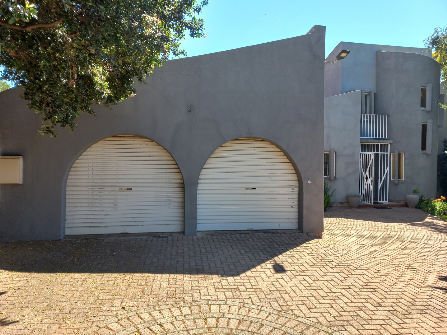 1501m² SPACIOUS PROPERTY ON A LARGE STAND IN SOUGHT AFTER SUBURB