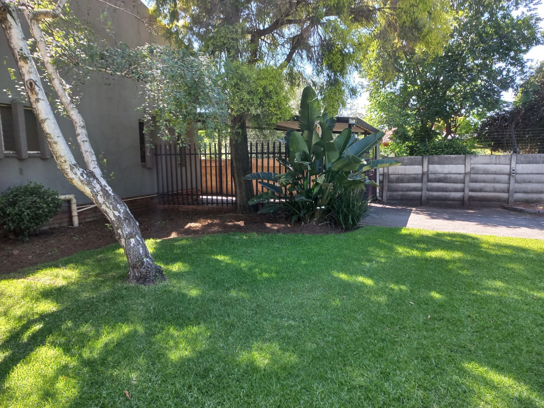 1501m² SPACIOUS PROPERTY ON A LARGE STAND IN SOUGHT AFTER SUBURB