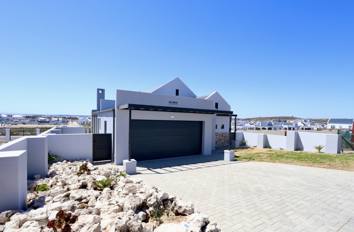 445m² Laguna Dreamin': Your Coastal Escape Awaits!
