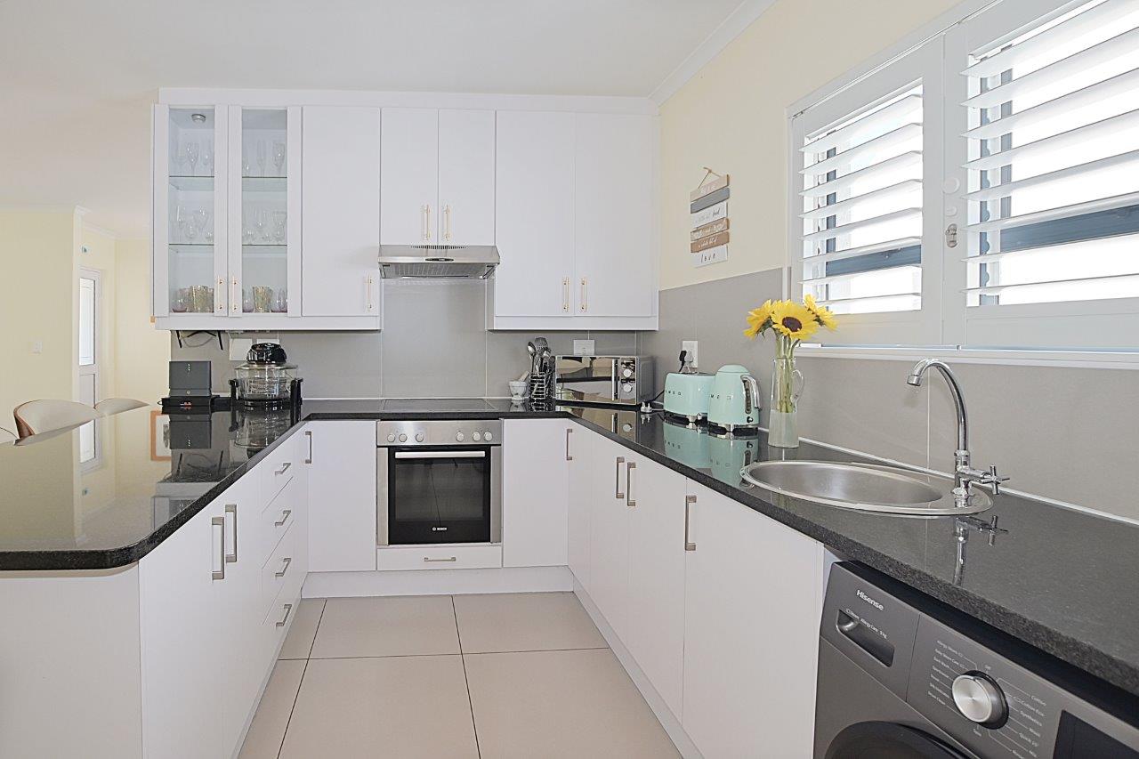 400m² Neat & Inviting Home in Canal West, Sunningdale.