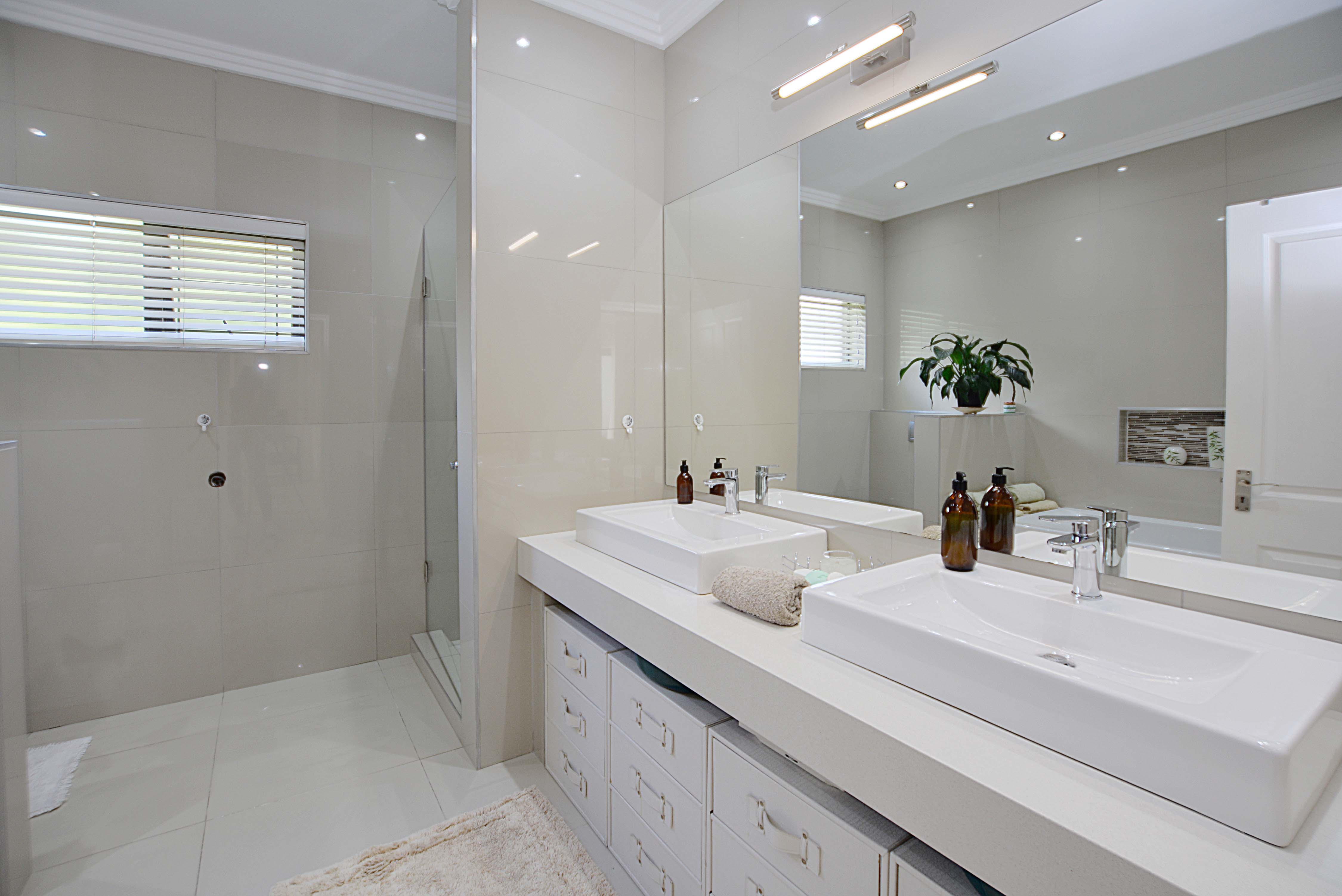 937m² Extremely unique property, located in the sought after flamingo vlei area