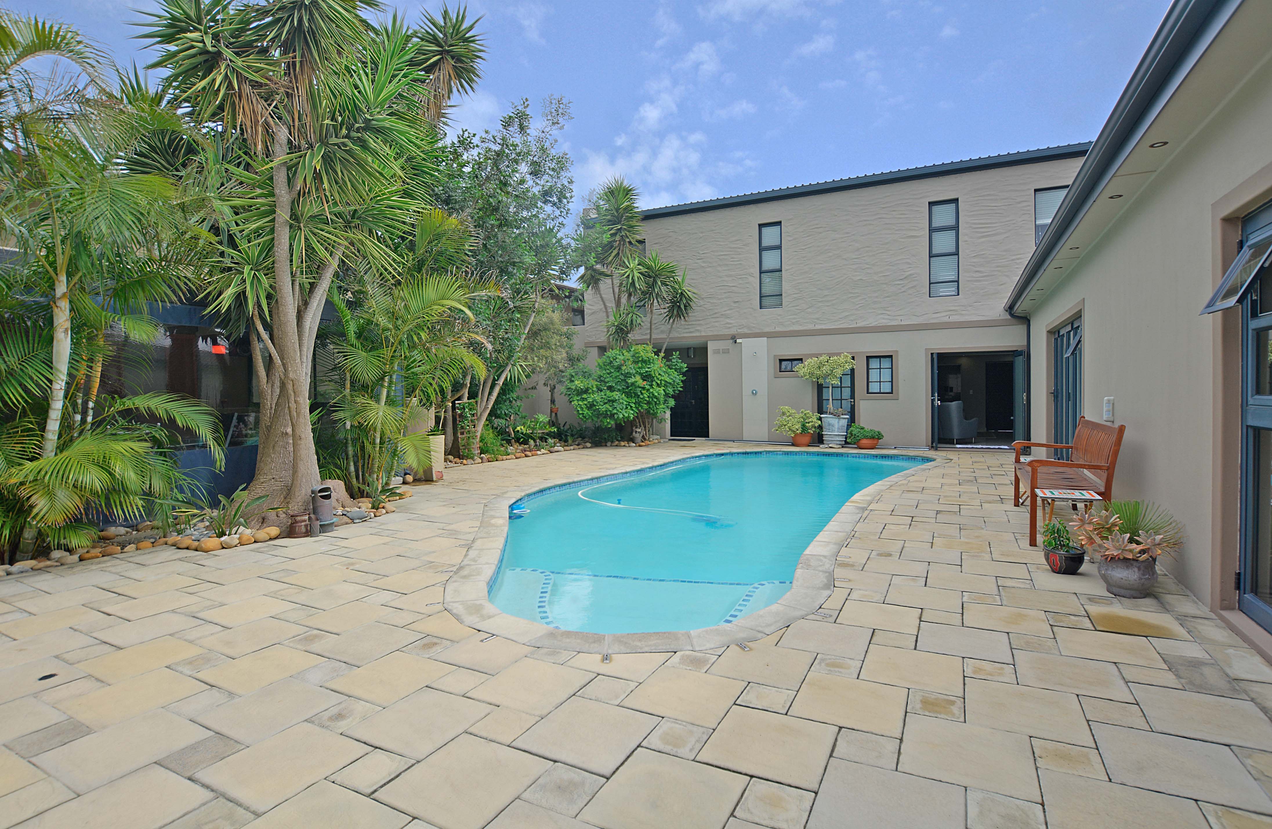 937m² Extremely unique property, located in the sought after flamingo vlei area