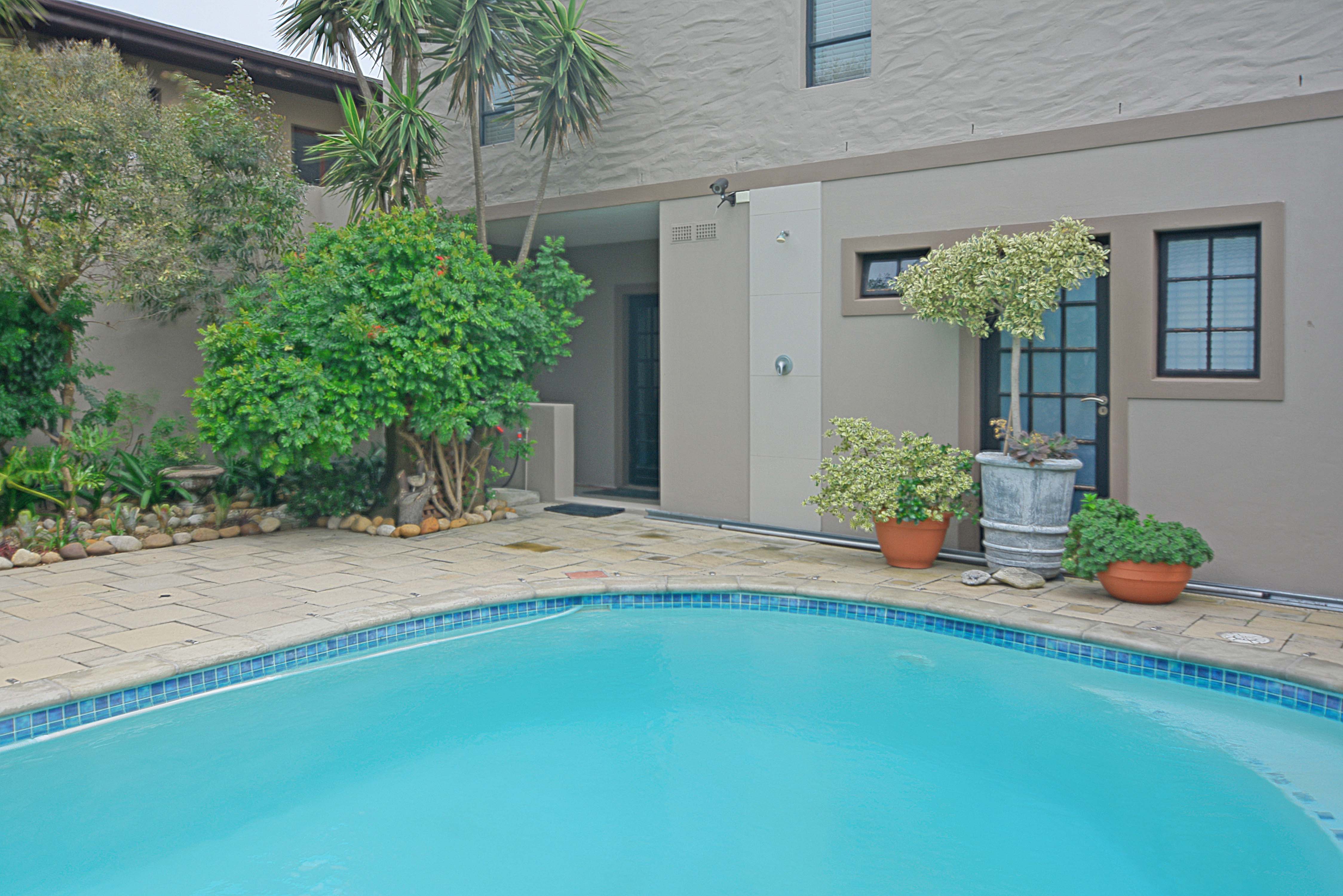 937m² Extremely unique property, located in the sought after flamingo vlei area