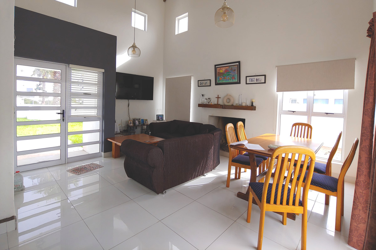 574m² Spacious Family Home Walking distance from Beach