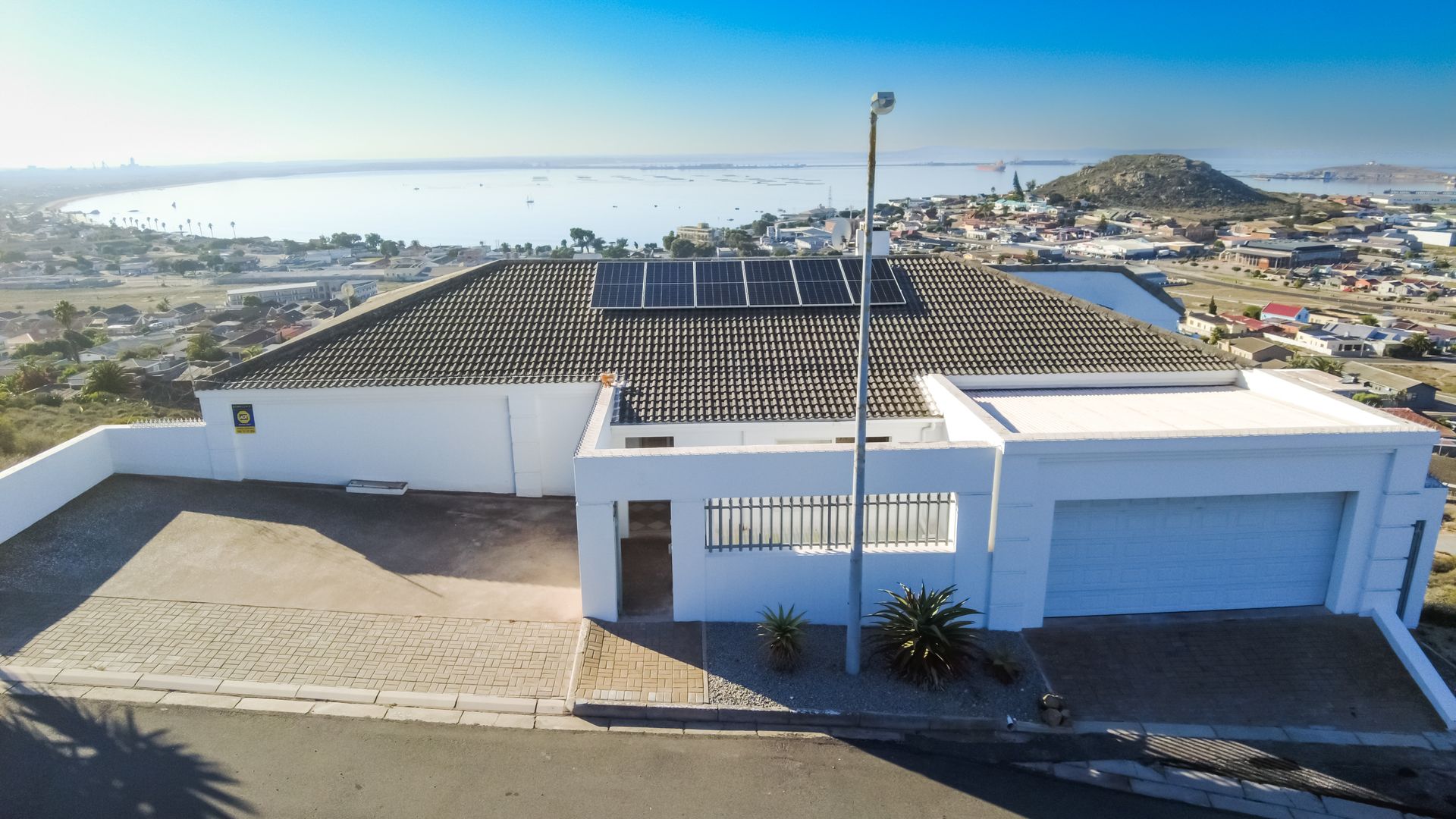 957m² Luxurious 4 Bedroom Home for Sale in Saldanha - Potential Guest House